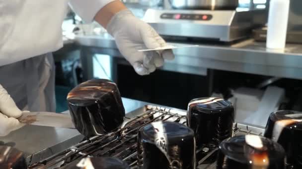 Художественное Покрытие Торта Мусса Черным Белым Шоколадом Использованием Кухонной Утвари — стоковое видео
