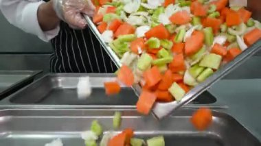 Izgaradan önce büyük et parçaları hazırlıyorum. Onlara baharat serp ve sebze yatağında fırında hazır hale getir..