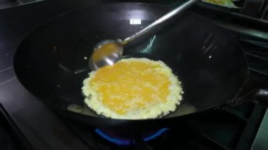 Lokanta mutfağında risotto pişirmek yumurta, karides, pirinç ve diğer malzemelere dayanır..