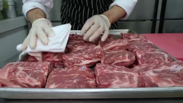 Preparación Carne Costilla Antes Asar Cubrirlos Con Especias Llevarlos Preparación — Vídeos de Stock