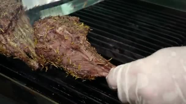 Grilluj Mięso Żebrach Mięso Jest Grillowane Przyprawami Przy Otwartym Ogniu — Wideo stockowe