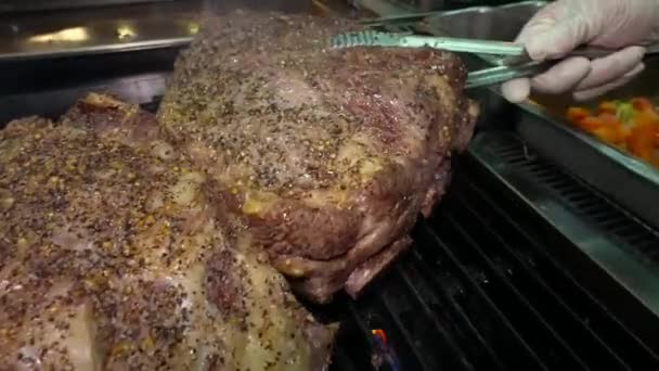Das Fleisch Auf Den Rippen Grillen Das Fleisch Wird Mit — Stockvideo