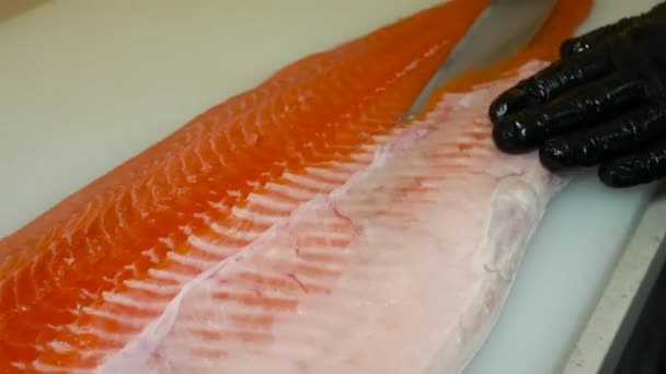 ナイフを使用したレストランキッチンでシェフの切断と充填サーモン — ストック動画