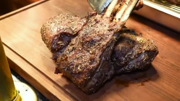 Esthetische Samenstelling Van Gegrild Vlees Worst Zalm Houten Schotels — Stockvideo
