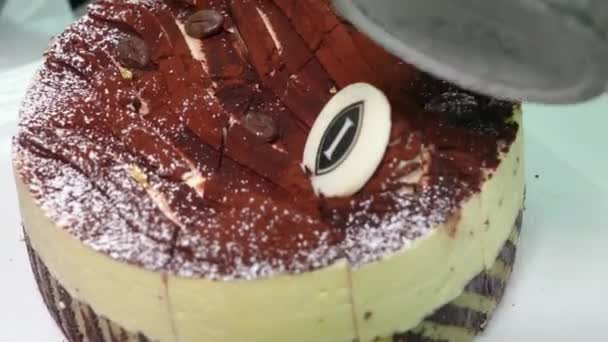 在一家餐馆制作和展示各种甜点 包括蛋糕 酸奶和饼干 — 图库视频影像