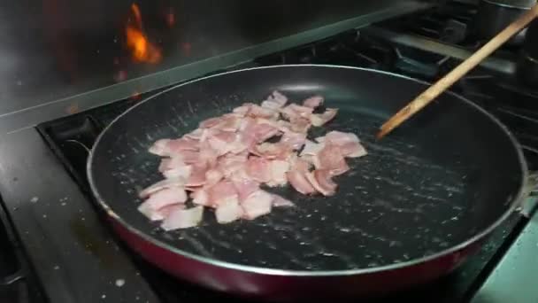 Rico Saboroso Molho Espaguete Feito Frigideira Usando Bacon Cebola Pimentão — Vídeo de Stock