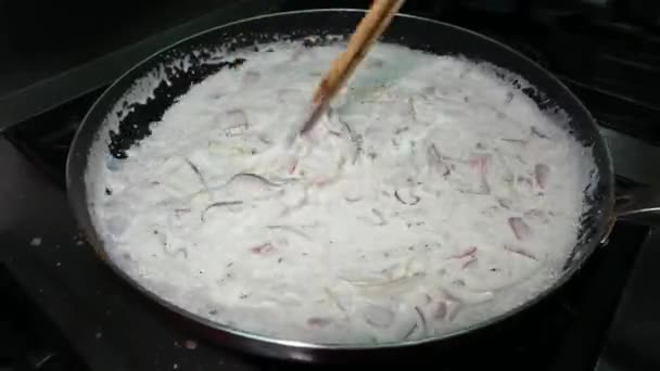 Una Salsa Espagueti Rica Salada Hecha Sartén Con Tocino Cebolla — Vídeo de stock