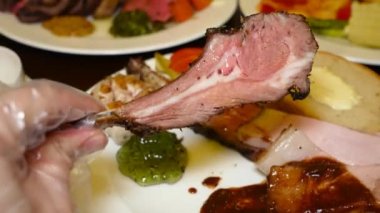 Çeşitli soslu pirzola, fileto, köfte ve sosis de dahil olmak üzere çeşitli ızgara etler..