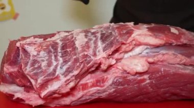 Sığır filetosunu temizleme işlemi, onu parçalara ayırıp kıyma haline getirmek.