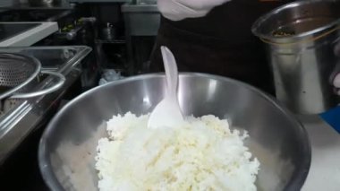 Zeytinyağı, çeşitli biber, baharat, susam tohumu, maydanoz ve bir tepsi mayonez içeren pirinç tabağı geliştirme işlemi.