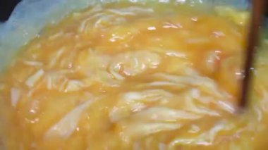 Peynirli omlet nasıl yapılır, orta pişmiş, risotto servis etmek için mükemmel..