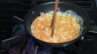 Peynirli omlet nasıl yapılır, orta pişmiş, risotto servis etmek için mükemmel..