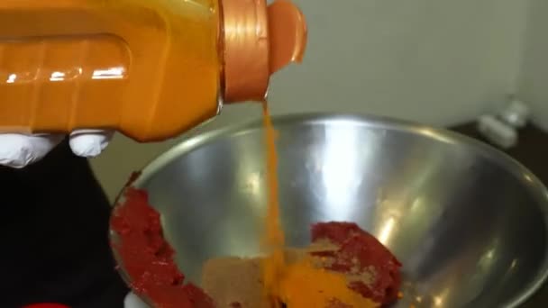 Faça Molho Saboroso Com Alho Porro Caldo Cebola Pasta Tomate — Vídeo de Stock