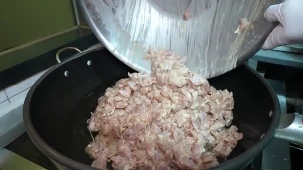 キューブチキンフィレット デンプン 打たれた卵 コショウの混合物を油で揚げ 次にそれを美食容器に移すプロセス — ストック動画