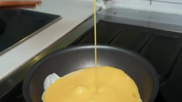 Hoe Maak Een Kaas Omelet Roll Met Een Runny Center — Stockvideo