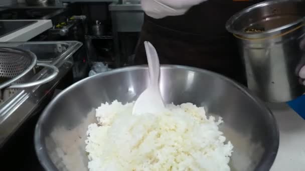 Prozess Der Veredelung Eines Reisgerichts Mit Olivenöl Verschiedenen Paprika Gewürzen — Stockvideo