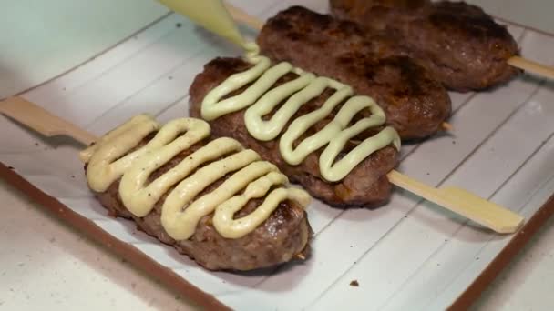 Lula Kebab Espetos Madeira Decorados Com Vários Molhos Polvilhados Com — Vídeo de Stock