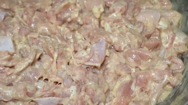 Nişasta ve yumurta ile küp tavuk filetosu hazırlıyorum. Tavuk filetosunu küp şeklinde kesip nişasta, çırpılmış yumurta, tuz ve biberle karıştırma işlemi