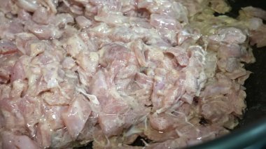 Küp tavuk fileto, nişasta, çırpılmış yumurta, tuz ve biber karışımını yağda kızartıp gastronomik bir kaba aktarma işlemi.