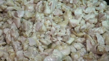 Küp tavuk fileto, nişasta, çırpılmış yumurta, tuz ve biber karışımını yağda kızartıp gastronomik bir kaba aktarma işlemi.