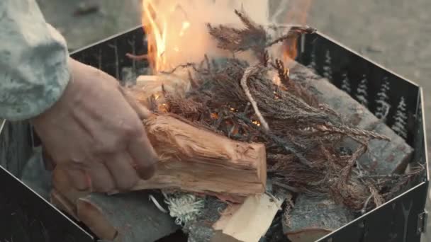 Geceyi Ateşleyen Şenlik Ateşi Küçük Bir Şenlik Ateşi Odun Parçalarının — Stok video