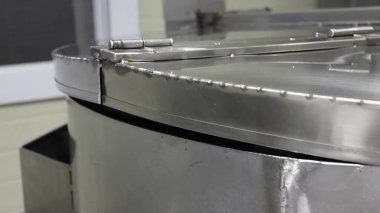 Paslanmaz çelik endüstriyel tavanın yakın plan görüntüsü sağlam yapısını ve hassas kaynaklı dikişlerini vurguluyor..