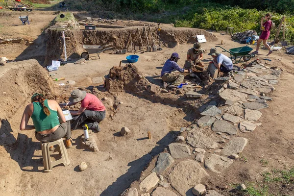 불가리아 고고학자들 Emporion Pistiros Excavation Site 작업하고 — 스톡 사진