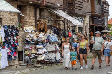 NESSEBAR, BULGARIA - 17 Haziran: Turistler Bulgaristan 'ın Karadeniz kıyısındaki UNESCO Dünya Mirası Bölgesi' ndeki Nessebar eski kentinde yürüyorlar.