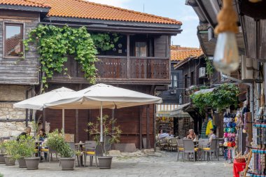 NESSEBAR, BULGARIA - 17 Haziran: Turistler Bulgaristan 'ın Karadeniz kıyısındaki UNESCO Dünya Mirası Bölgesi' ndeki Nessebar eski kentinde yürüyorlar.