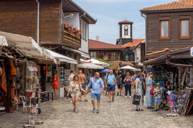 NESSEBAR, BULGARIA - 17 Haziran: Turistler Bulgaristan 'ın Karadeniz kıyısındaki UNESCO Dünya Mirası Bölgesi' ndeki Nessebar eski kentinde yürüyorlar.