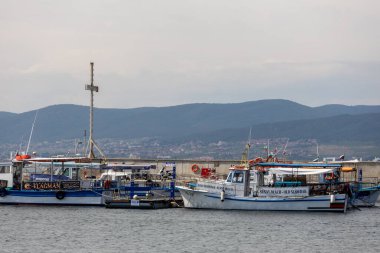 NESSEBAR, BULGARIA - 17 Haziran: Turistler Bulgaristan 'ın Karadeniz kıyısındaki UNESCO Dünya Mirası Bölgesi' ndeki Nessebar eski kentinde yürüyorlar.