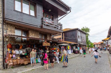 NESSEBAR, BULGARIA - 17 Haziran: Turistler Bulgaristan 'ın Karadeniz kıyısındaki UNESCO Dünya Mirası Bölgesi' ndeki Nessebar eski kentinde yürüyorlar.