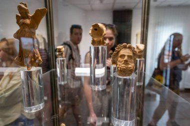 NESSEBAR, BULGARIA - 17 Haziran: Turistler Nessebar Arkeoloji Müzesi 'nde Bulgaristan' ın Karadeniz kıyısındaki UNESCO Dünya Mirasları Alanında yer alan bir sergi görüyorlar.