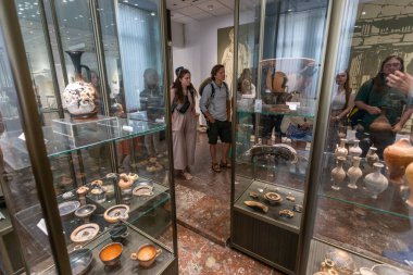 NESSEBAR, BULGARIA - 17 Haziran: Turistler Nessebar Arkeoloji Müzesi 'nde Bulgaristan' ın Karadeniz kıyısındaki UNESCO Dünya Mirasları Alanında yer alan bir sergi görüyorlar.