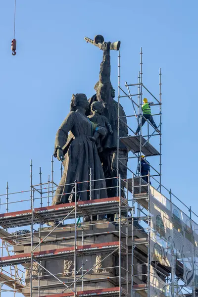 Sofia Bulgarien December Arbetstagarna Påbörjar Nedmonteringen Statyn Röda Arméns Monument Stockfoto