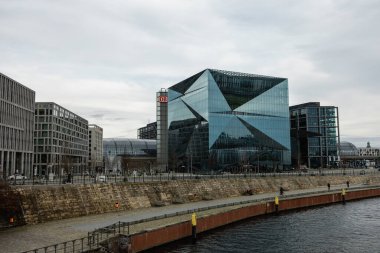 Washingtonplatz Meydanı 'ndaki Berlin Küp Berlin binasının görüntüsü.