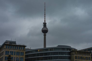Berlin 'deki TV kulesi ve ofis binaları