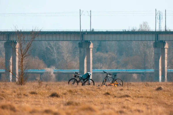 Duas Bicicletas Campo Viaduto Nas Costas — Fotografia de Stock