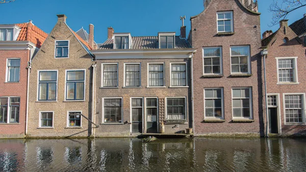 Grachten Bakstenen Huizen Oude Stad Delft Nederland — Stockfoto