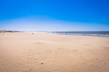 Lahey yakınlarındaki Sarı Kum Plajında Güneşli bir gün