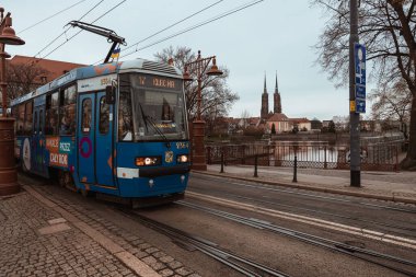 Sand Köprüsü 'nden tramvay geçiyor. Wroclaw Polonya