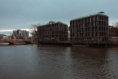 Wroclaw 'daki Oder Nehri' ndeki apartman dairesi.