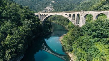 Soca Nehri üzerindeki Solcan Köprüsü, Slovenya. Dünyanın En Büyük Taş Demiryolu Köprüsü.