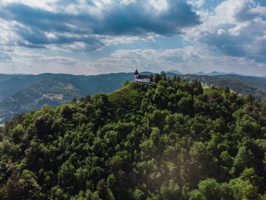 Polhov Gradec Dağı 'nın tepesindeki Aziz Lawrence Kilisesi diğer adıyla Polhov Gradec Dağı' ndaki Saint Lawrence Tepesi.