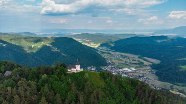 Polhov Gradec Dağı 'nın tepesindeki Aziz Lawrence Kilisesi diğer adıyla Polhov Gradec Dağı' ndaki Saint Lawrence Tepesi.