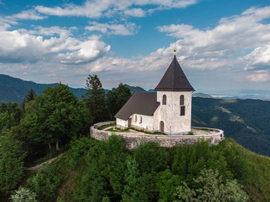Polhov Gradec Dağı 'nın tepesindeki Aziz Lawrence Kilisesi diğer adıyla Polhov Gradec Dağı' ndaki Saint Lawrence Tepesi.