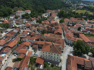 Slovenya 'nın Vipava şehrinin havadan görüntüsü. Arka plandaki Kırmızı Çatı ve Orman Kaplı Tepeler
