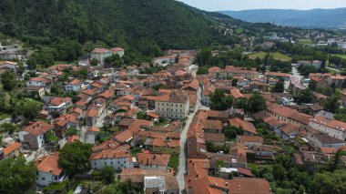 Slovenya 'nın Vipava şehrinin havadan görüntüsü. Arka plandaki Kırmızı Çatı ve Orman Kaplı Tepeler