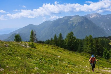 Dağlarda Yürüyüş yapan Kadın, Velika Planina, Slovenya