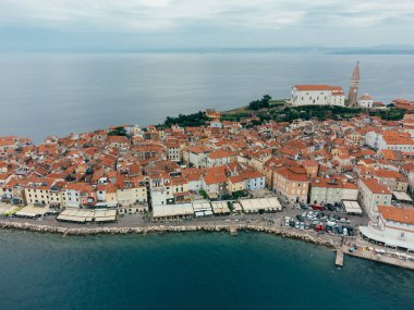 Piran Eski Şehir Hava Manzarası, Kızıl Çatı Eski Binalar, Slovenya